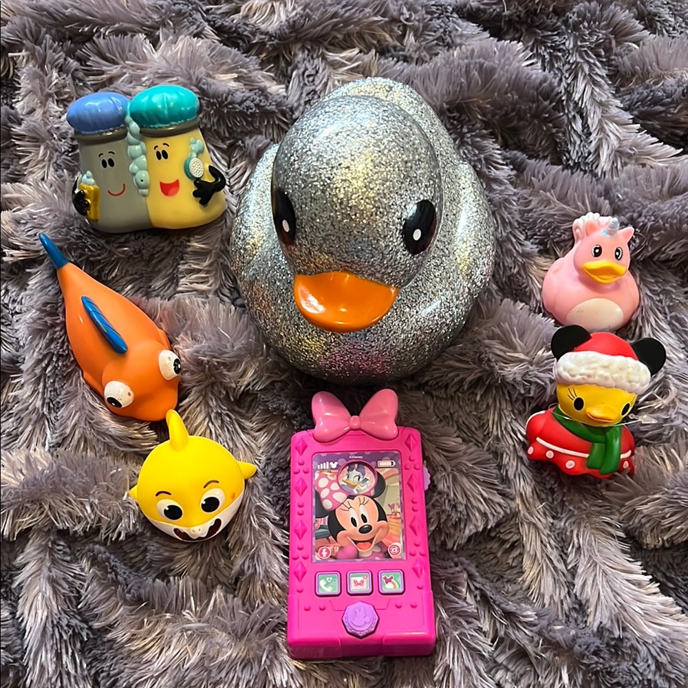 Glittery Silver Duck and Water Toy Set Minnie Phone Toy